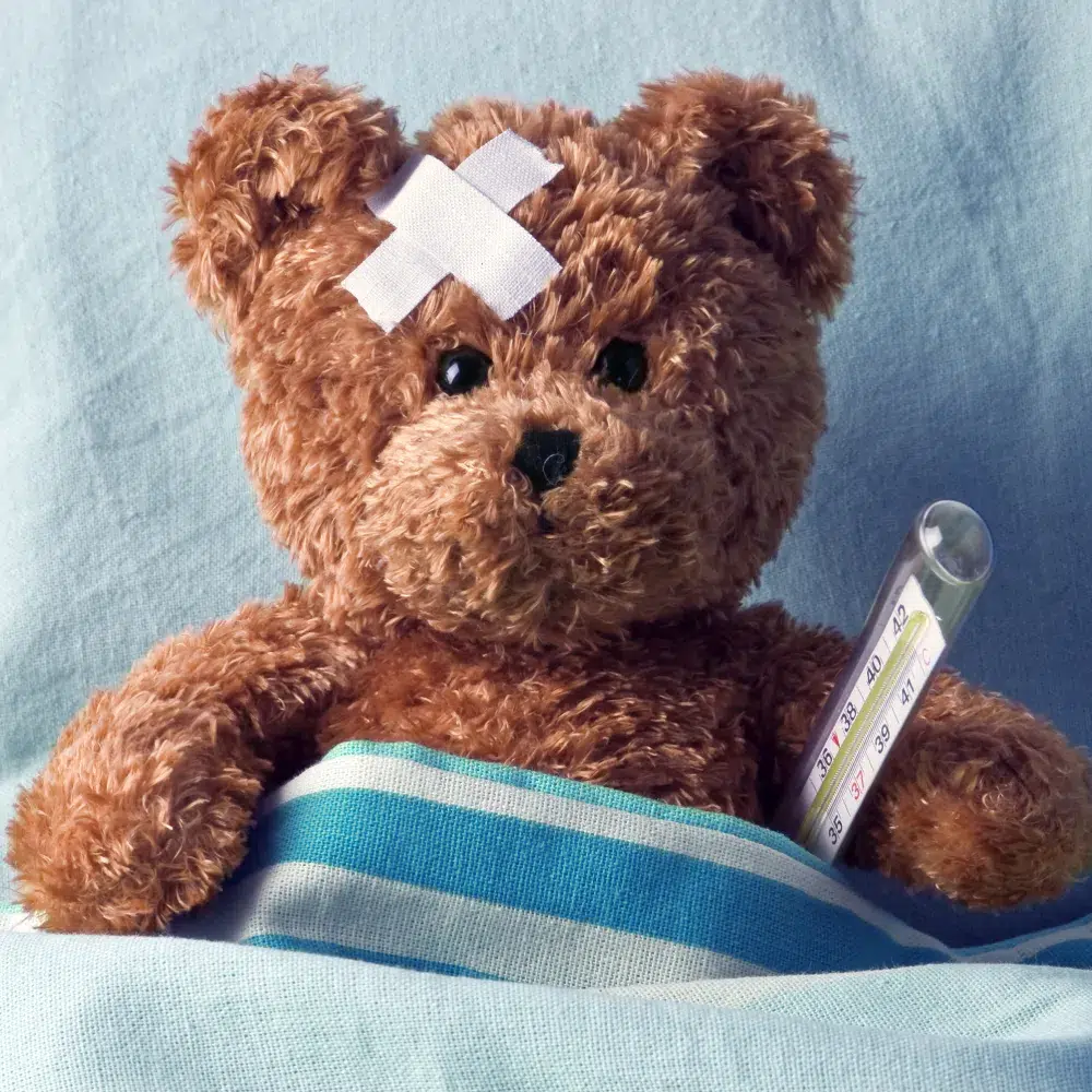 Ours en peluche malade avec thermomètre et bandage