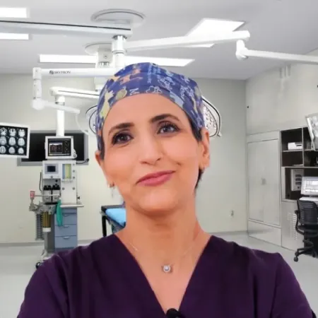 Chirurgienne en salle d'opération avec tenue médicale